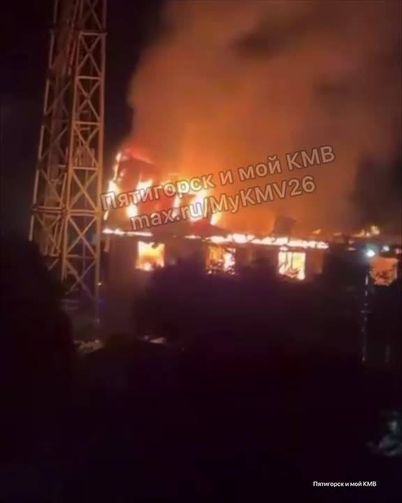 🔥Серьезный пожар произошел ночью на базе ФК «Машук-КМВ» в Пятигорске