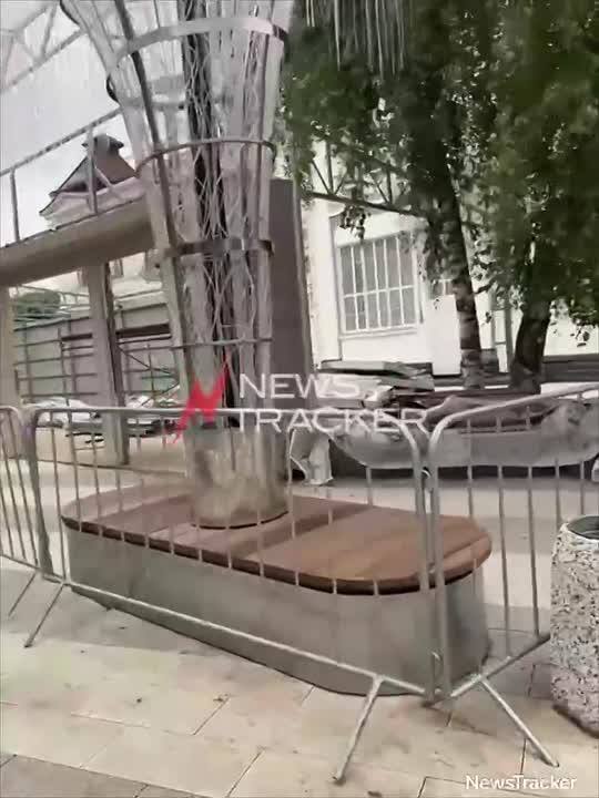🔩Кафе начали сносить на проспекте Октябрьской Революции