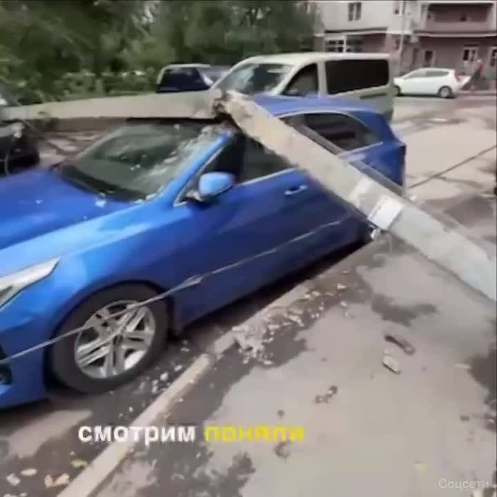 😱Лучшая реклама «Киа»: машина расколола бетонный столб в Ростове