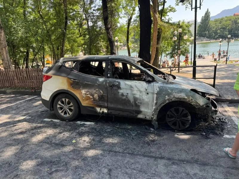 ⚡ Легковушка полыхала в Железноводске у озера Тридцатка