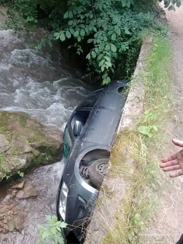 😱Машина с людьми рухнула в реку в Кисловодске