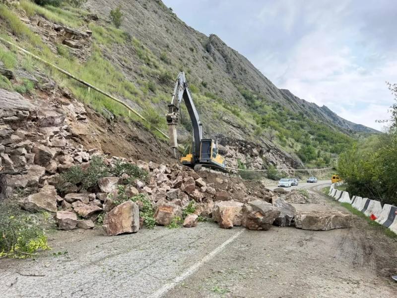 ❗ Обвал скалы стал причиной перекрытия трассы соседнего Дагестана
