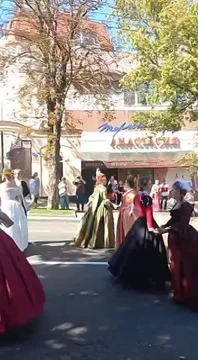 ​😍 Настоящий исторический бал проходит сейчас в центре Ставрополя