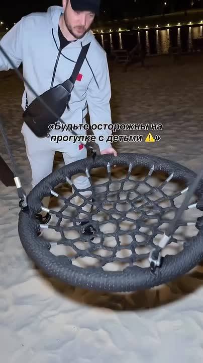 ​🤬 Перекрученные качели заметили на Комсомольском пруду