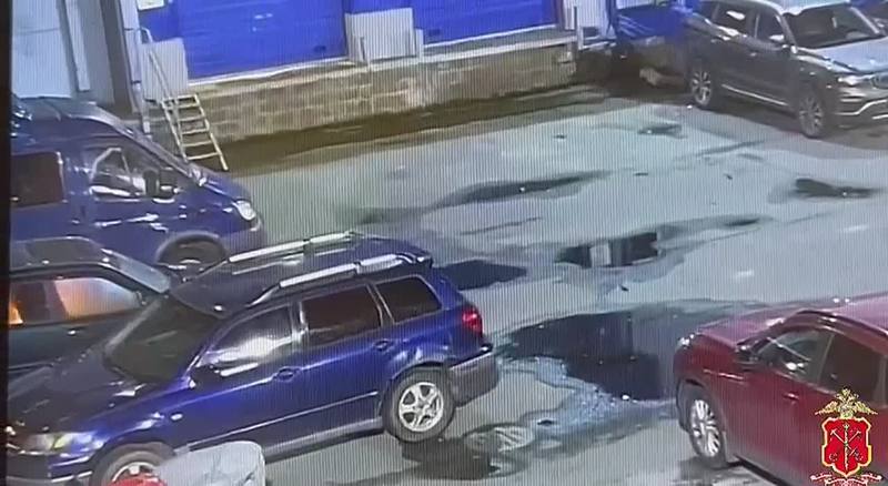 😳 Ставрополец спалил салон Mercedes на парковке в Петербурге