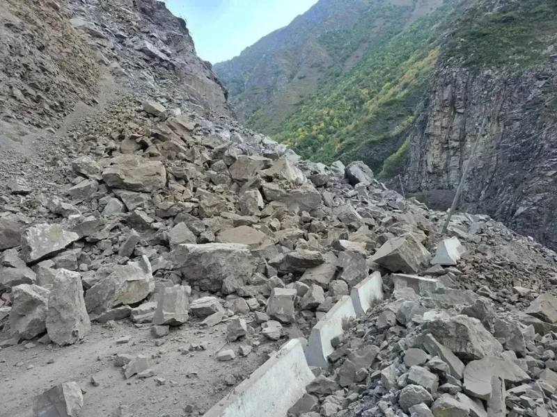 Камнепад обрушился на трассу в Дагестане