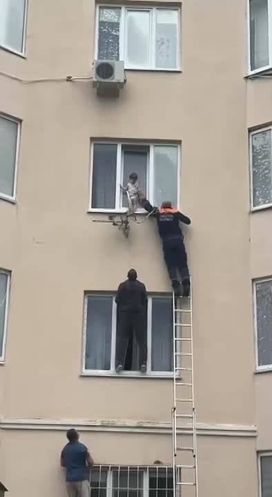 Малышей, которых родители заперли в квартире на третьем этаже, спасли в Пятигорске