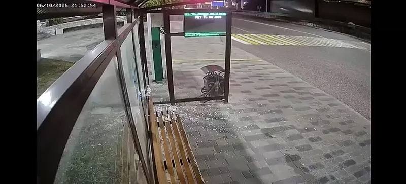Стрельба по остановкам в Железноводске: вандалы повредили павильоны ожидания