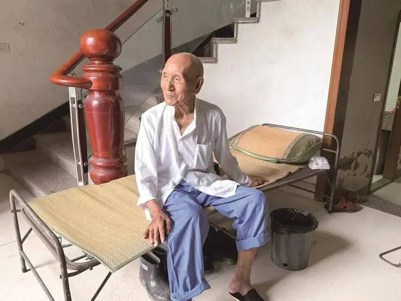 Ученые годами ищут таблетку от старости, а в Китае 101-летний дед просто пьет колу