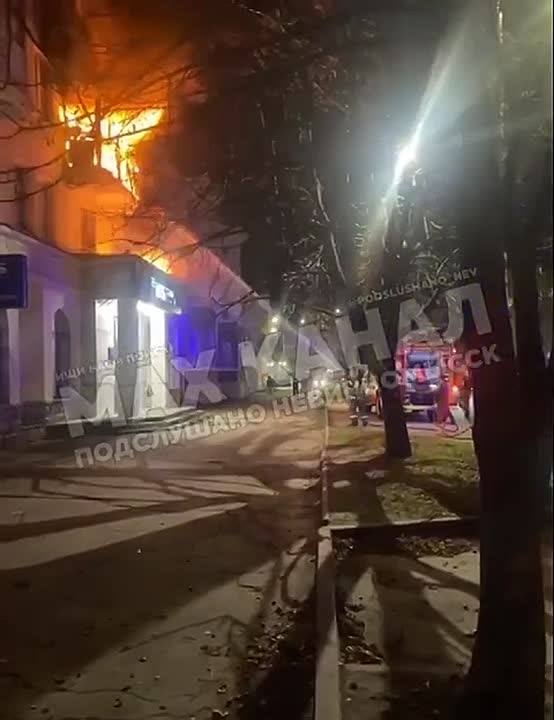 Пятерых эвакуировали из полыхающей многоэтажке в Невинномысске