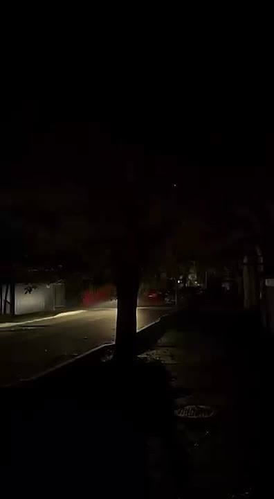 Люди ходят по темноте и жалуются на горы мусора в центре Ессентуков