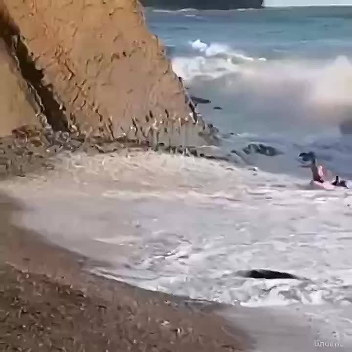 Двое мужчин пропали в море во время шторма в Туапсе