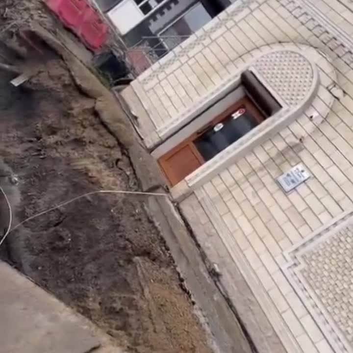 Часть входа в кафе в Пятигорске обрушилась