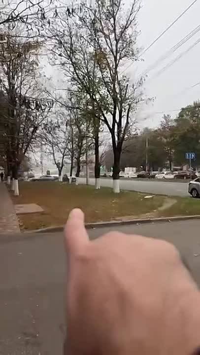 Невозможно отвести детей: родители жалуются на парковку около детского сада